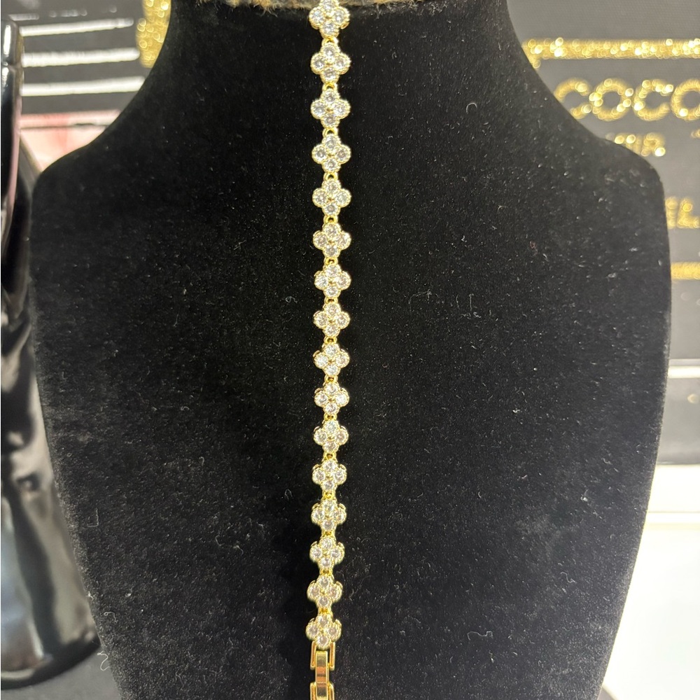 Elegant Mini Clover Goldtone Women's Bracelet